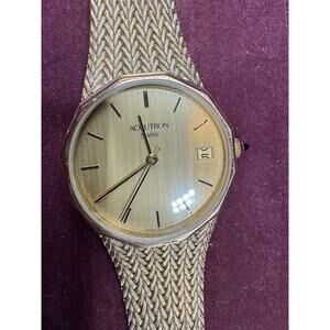 Vintage Accutron Gold Tone Mens Watch Quartz 7340 swiss P2 10298052 w/ Case
